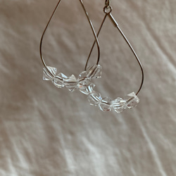 ハンドメイド　クリスタルガラス　不規則　ドロップ　シルバー　メタル　フープ　シンプル　イヤリング 2枚目の画像