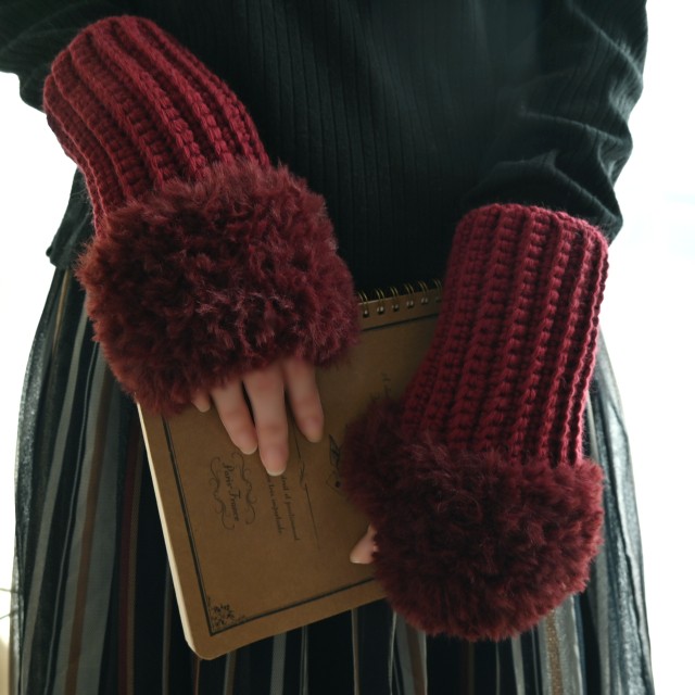 特集掲載✨メリノウール！ナチュラル  ふわふわ ファー の ハンドウォーマー《ボルドー》