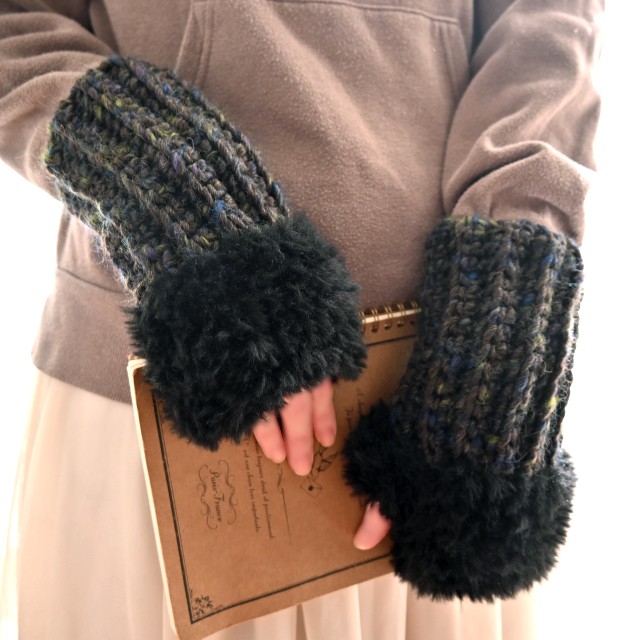 特集掲載✨秋色メランジ  ふわふわ ファー の ハンドウォーマー《ブラウン×ブラック》