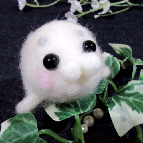 ω｀*)ﾓｷｭ♪っとふわふわ仔アザラシ 羊毛フェルトのぬいぐるみ
