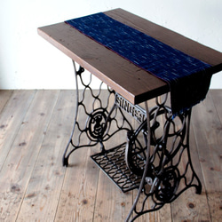 「サイズ（約）幅75×奥行46×高さ76ｃｍ」アンティークのSINGERシンガーミシン台を使用したサイドテーブル 4枚目の画像