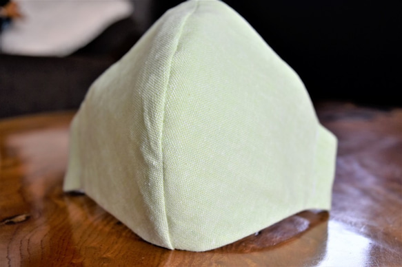 鼻ワイヤー入り立体ミルキーグリーンのハーフリネンマスク（内側には肌に優しい綿100％ スムースニット 生地 ） 1枚目の画像