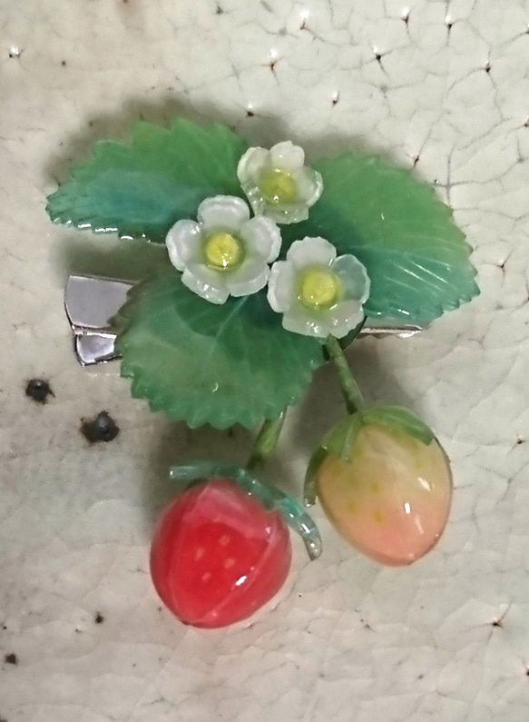 つやつやイチゴのブローチ（ヘアクリップ） 4枚目の画像