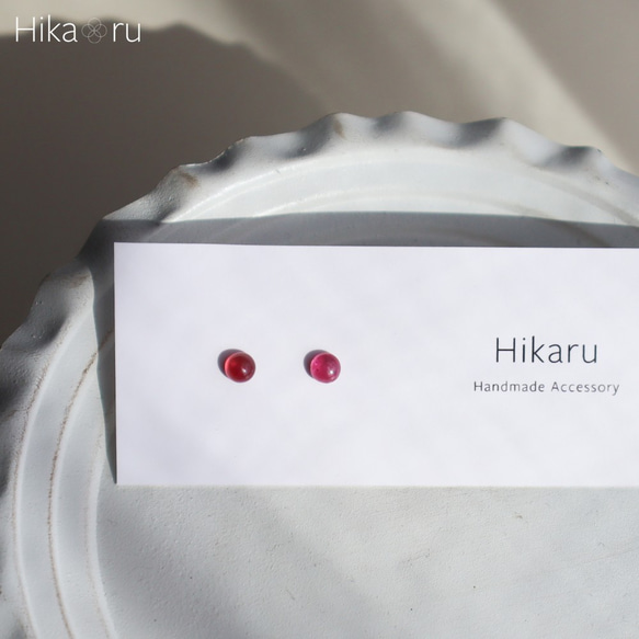 宝石質ルビー ラウンドカボションのスタッドピアス 2枚目の画像