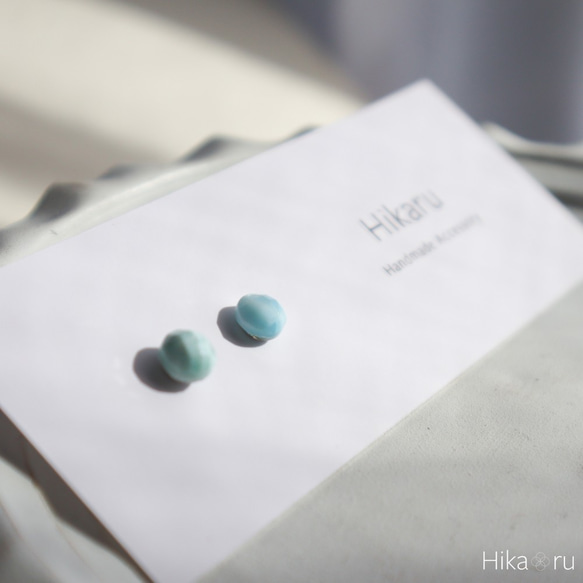 ラリマーラウンドカボションのスタッドピアス 1枚目の画像