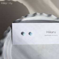 ラリマーラウンドカボションのスタッドピアス 2枚目の画像