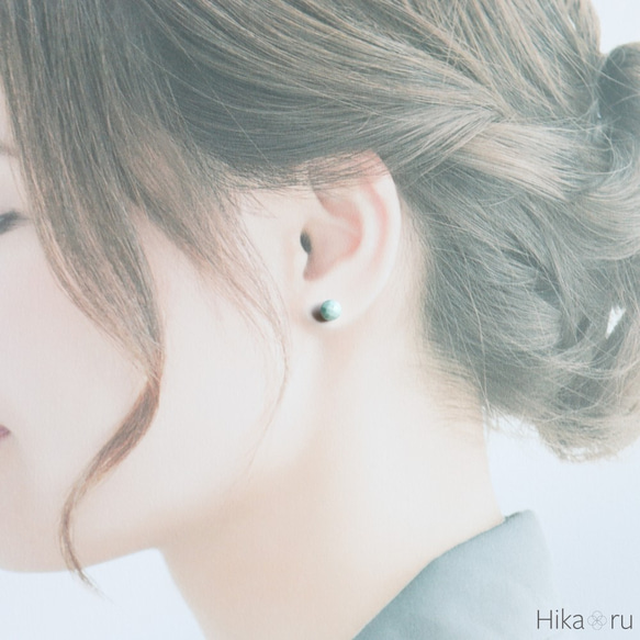 ラリマーラウンドカボションのスタッドピアス 3枚目の画像