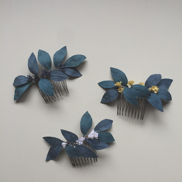 小花と葉のヘアコーム（青） 2枚目の画像