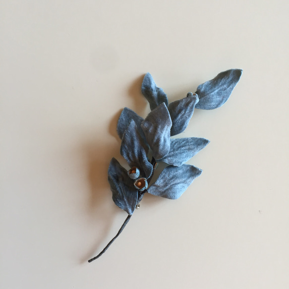 【予約受付】小花と葉のブローチ（グレー）002 2枚目の画像