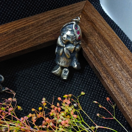 足が動くスカルフェイス赤頭巾ペンダントトップ