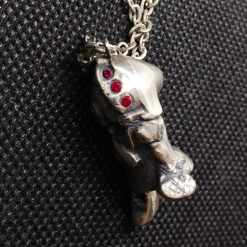 足が動くスカルフェイス赤頭巾ペンダントトップ 足が動くスカルフェイス赤頭巾ペンダントトップ