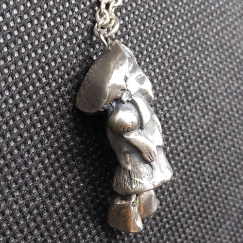 足が動くスカルフェイス赤頭巾ペンダントトップ 足が動くスカルフェイス赤頭巾ペンダントトップ