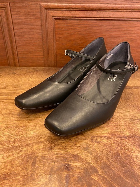 【アシオト】神戸の靴職人が作った♪超軽量・純国産レザーストラップパンプス♪(A2502)