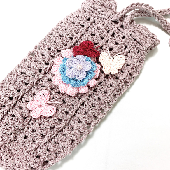 お花と蝶のボトルカバー　レース編み　かぎ針編み　ペットボトルカバー　ピンクブルー 3枚目の画像