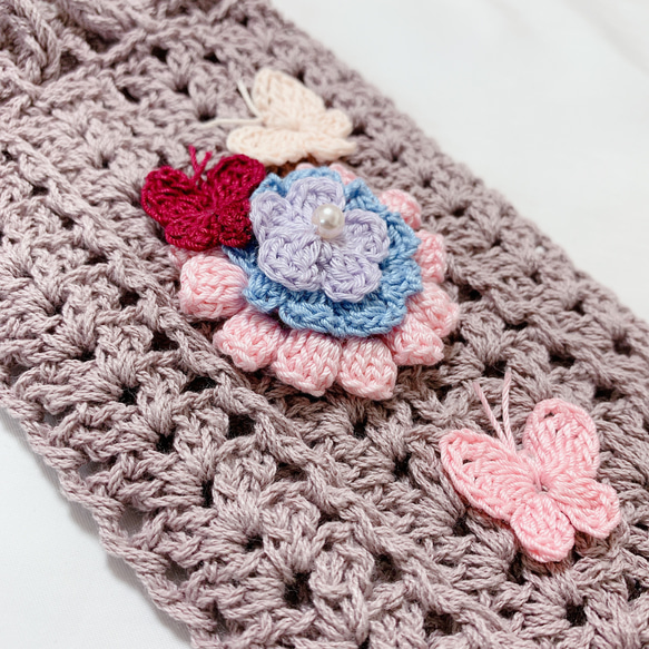 お花と蝶のボトルカバー　レース編み　かぎ針編み　ペットボトルカバー　ピンクブルー 4枚目の画像