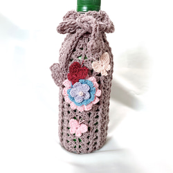 お花と蝶のボトルカバー　レース編み　かぎ針編み　ペットボトルカバー　ピンクブルー 5枚目の画像
