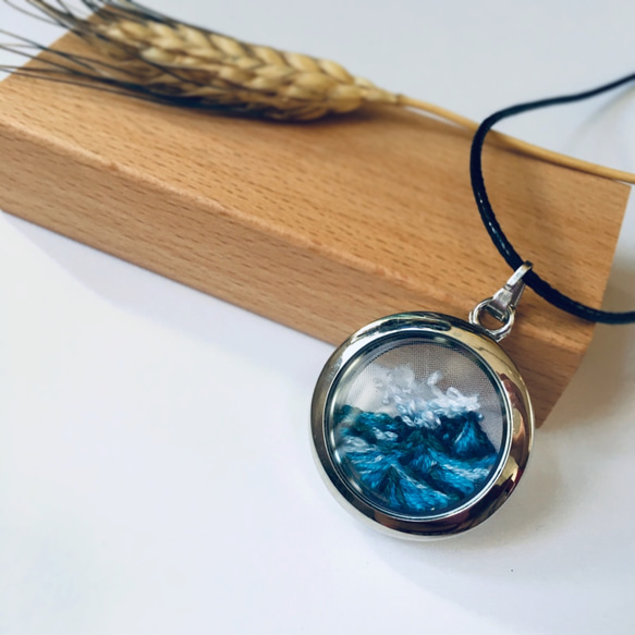 海浪透明玻璃刺繡吊墜 Waves Embroidery in glass pendant｜可訂製 第1張的照片