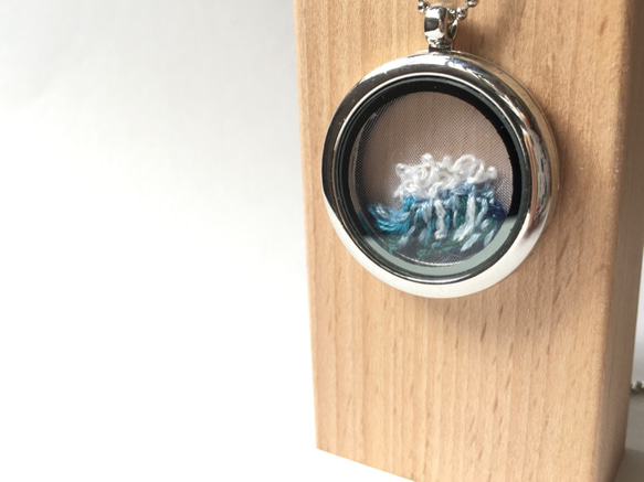 海浪透明玻璃刺繡吊墜 Waves Embroidery in glass pendant｜可訂製 第3張的照片