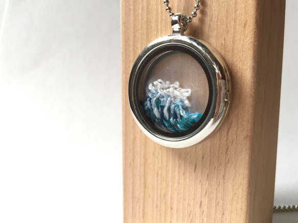 海浪透明玻璃刺繡吊墜 Waves Embroidery in glass pendant｜可訂製 第4張的照片