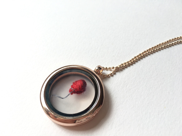 紅氣球透明玻璃刺繡吊墜 Le Ballon Rouge Embroidery in glass pendant｜可訂製 第2張的照片