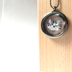 灰黑虎紋貓透明玻璃刺繡吊墜 Tabby Cat Embroidery in glass pendant | 可訂製 第1張的照片