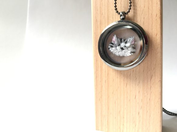 灰黑虎紋貓透明玻璃刺繡吊墜 Tabby Cat Embroidery in glass pendant | 可訂製 第1張的照片