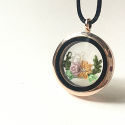 花卉透明玻璃刺繡吊墜 Floral Embroidery in glass pendant｜可訂製 第3張的照片