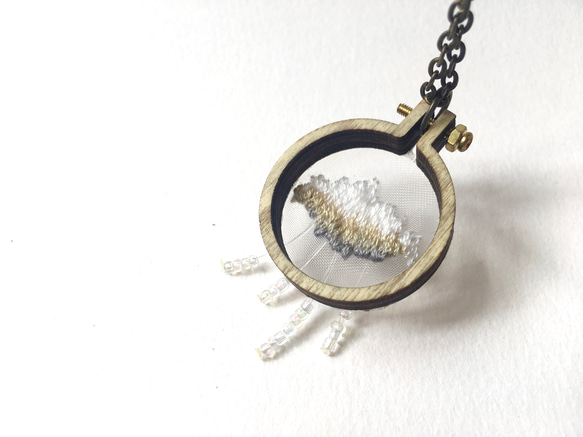 雲朵刺繡木框吊墜  Cloud Embroidery in wooden pendant｜可訂製 第3張的照片