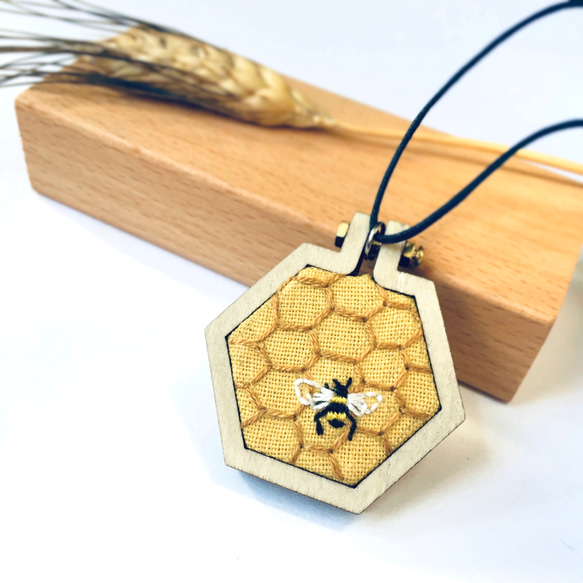 蜜蜂刺繡六角木框吊墜  Bee Embroidery in wooden pendant｜可訂製 第1張的照片