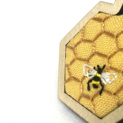 蜜蜂刺繡六角木框吊墜  Bee Embroidery in wooden pendant｜可訂製 第2張的照片