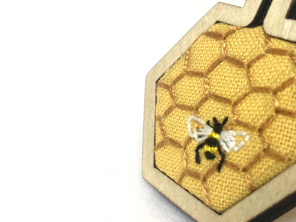 蜜蜂刺繡六角木框吊墜  Bee Embroidery in wooden pendant｜可訂製 第2張的照片