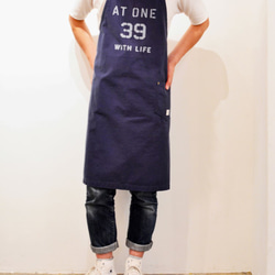 Logo print apron（navy） 1枚目の画像