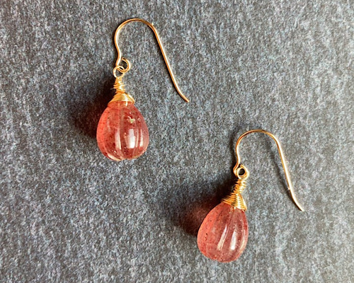 天然石 14kgf カービング ストロベリークォーツ ピアス ピアス（フック