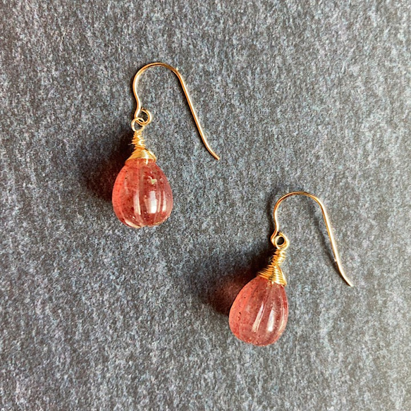 天然石 14kgf カービング ストロベリークォーツ ピアス ピアス（フック