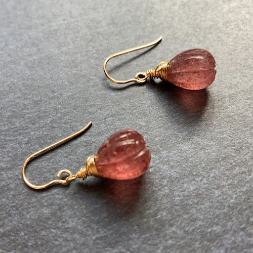 天然石 14kgf カービング ストロベリークォーツ ピアス ピアス（フック