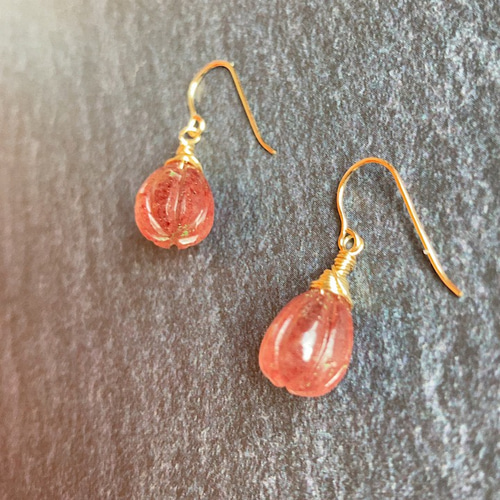 天然石 14kgf カービング ストロベリークォーツ ピアス ピアス（フック