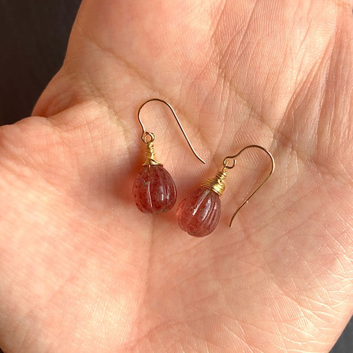 天然石 14kgf カービング ストロベリークォーツ ピアス ピアス（フック