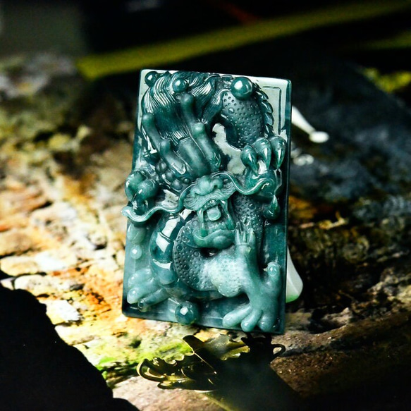 龍 翡翠 天然石 彫刻 ペンダントトップ 蒼翠 4枚目の画像