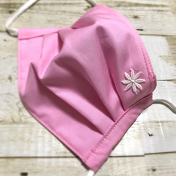 ハンドメイド　綿　プリーツマスク　ピンク　お花モチーフ付 1枚目の画像