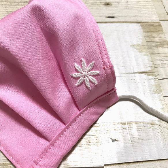 ハンドメイド　綿　プリーツマスク　ピンク　お花モチーフ付 3枚目の画像