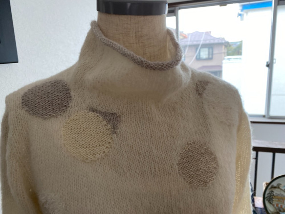 秋がまじかに　か～るいドット模様のセーター　Mサイズ 3枚目の画像
