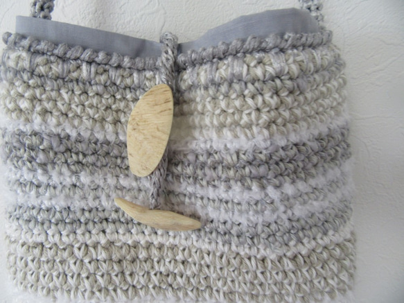 かぎ針の作品です　細編みのショルダーバッグ　ボタンに注目デス リネン、麻、綿麻 W1260780131(9750円)