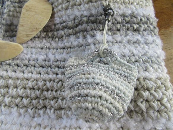 かぎ針の作品です　細編みのショルダーバッグ　ボタンに注目デス リネン、麻、綿麻 W1260780131(9750円)