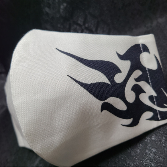 森のパパオリジナルデザイン第3弾 トライバル柄【焔】  白×黒焔 シーチングとダブルガーゼの夏用マスクです 2枚目の画像
