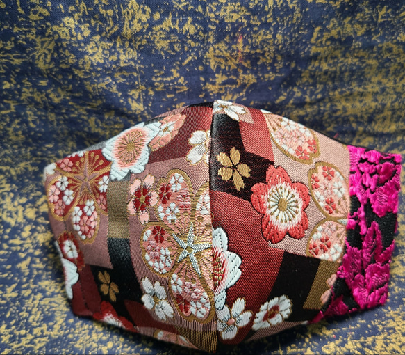 高級京都西陣織 立体マスク モダン桜黒赤×濃いピンクレース 3枚目の画像