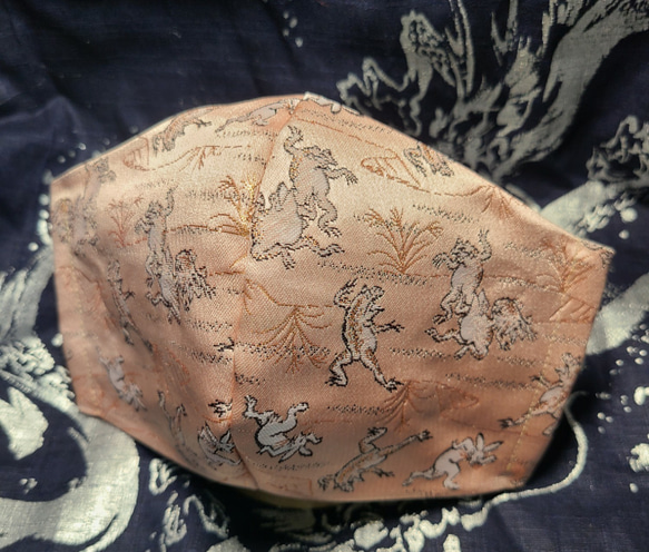 高級京都 西陣織マスク 鳥獣戯画 ピンクベージュ 1枚目の画像