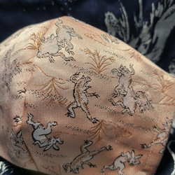 高級京都 西陣織マスク 鳥獣戯画 ピンクベージュ 2枚目の画像