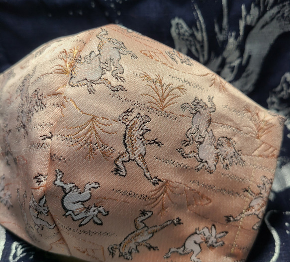 高級京都 西陣織マスク 鳥獣戯画 ピンクベージュ 2枚目の画像