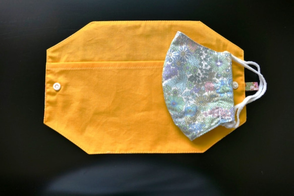 《ポケット付マスクケース》リバティ マーガレット・アニー(暖色) 予備マスクが入る 仮置き 携帯 布小物 花柄 タブ付 5枚目の画像