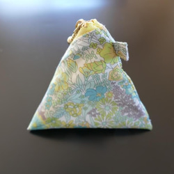三角ポーチ リバティ マーガレット・アニー(黄色)　サシェ(匂い袋）、飴・小物入れ、外出時の薬入れに　ミニ テトラ 6枚目の画像
